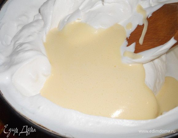 В сливки с сливочным сыром добавить половину крема  итальянской меренги и половину крема основы тирамису и перемешать.