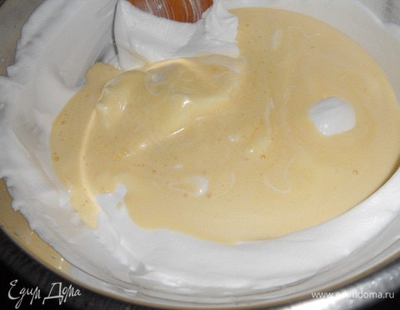 Делаем кофейный крем. Теперь нужно заварить кофе в 160 мл воды, добавить 10 г сахара. Берем теперь миску с большей частью взбитых сливок и добавляем в них остальной крем основу тирамису и перемешиваем.