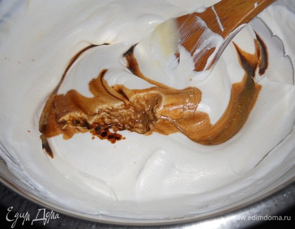 Туда же добаляем 60 мл заваренного кофе и перемешиваем.