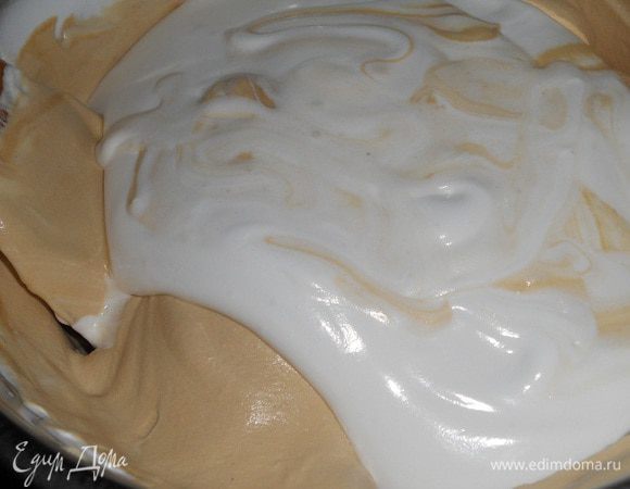 Теперь добавляем к крему остальной крем итальянскую меренгу и перемешиваем.