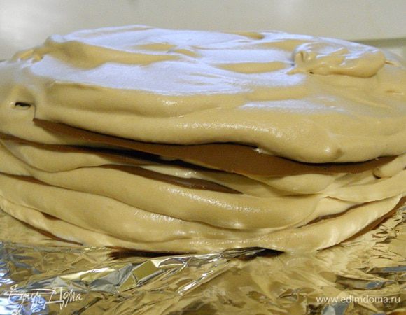 Получается шоколадный мильфей. Отправляем в морозилку на 2 часа.