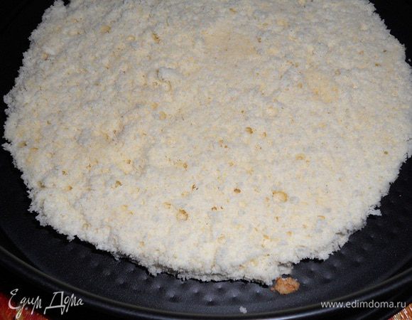 Берем разъемную форму, обрезаем по кругу края бисквита по 5 см (в ерх я тоже немного срезала) и укладываем в форму.