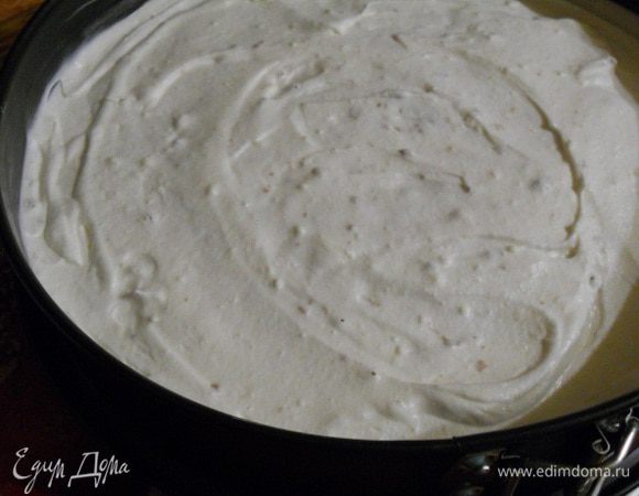 Теперь половиной сливочного крема заполняем промежутки между формой и бисквитом, затем покрываем и бисквит. Ставим форму в морозилку на 2 часа.