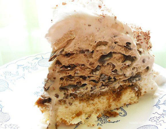 Затем отрезаем кусочек и наслаждаемся...