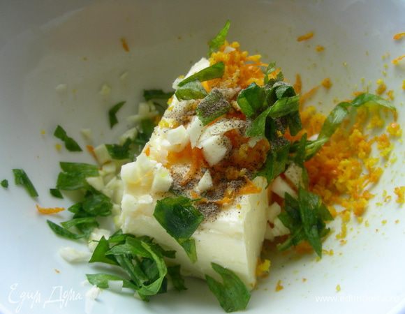 В сливочное масло добавляем тертую цедру апельсина, 1 ст.л. мелко порезанного эстрагона, 1 измельченный зубчик чеснока. Солим, перчим по вкусу. Все перемешиваем. Это ароматное масло кладем под кожу курочке и распределяем повсюду. Для этого надо аккуратно отделить кожу с шейного конца курицы, небольшими порциями выкладываем наше масло и аккуратно его проталкиваем дальше и по сторонам, стараясь не порвать кожу. До хвостовой части вряд ли получится дойти, поэтому можно потихонечку его подтолкнуть пальцами снаружи, надавливая на кожу. 
