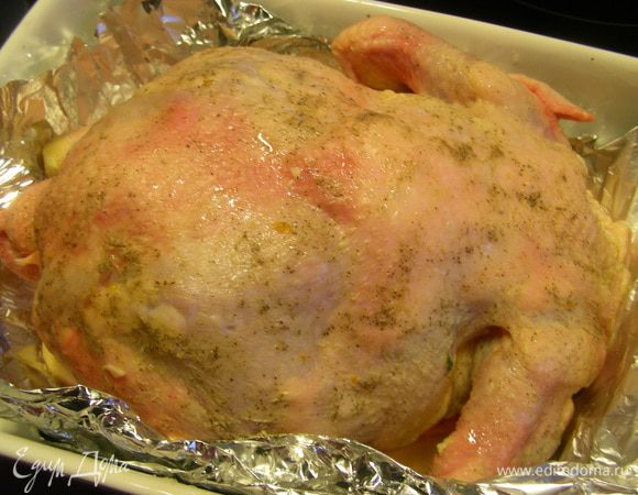 Выкладываем ее в форму для запекания, застеленную фольгой (можно и без нее, если у вас форма с крышкой). Вливаем ей во вмутренность белое вино. Закрываем ее фольгой как следует и отправляем в духовку 180 гр (я включила конвекцию) часа на 1.5. Точное время приготовления зависит от веса птицы и вашей духовки. Периодически поливаем курочку выделяющимся соком. Минут за 30 до окончания приготовления снимаем фольгу и даем курочке подрумяниться. 
