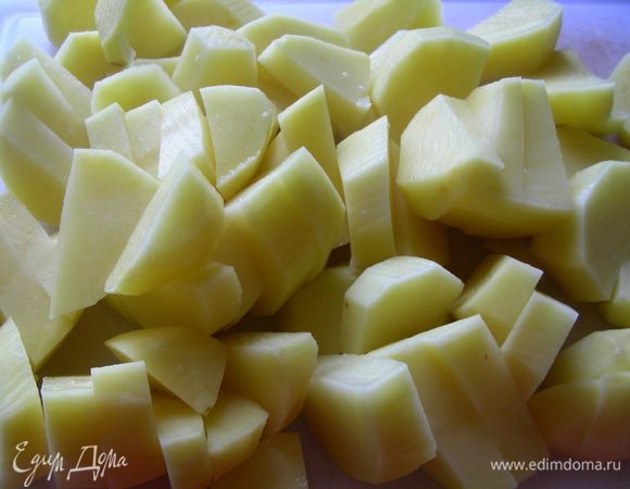 Теперь по поводу картофеля. Режем его крупными дольками около 5 см (у меня получилось мельче). Кладем в подсоленую воду, доводим домкипения и готовим на небольшом огне 8-10 минут до легкой мягкости снаружи. Чтобы это проверить, проводим по нему вилкой - должно быть легко сделать отметку на нем, но он должен протыкаться с трудом.