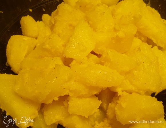 Смешиваем муку, соль и перец и хорошенько обваливаем в них картофель.
