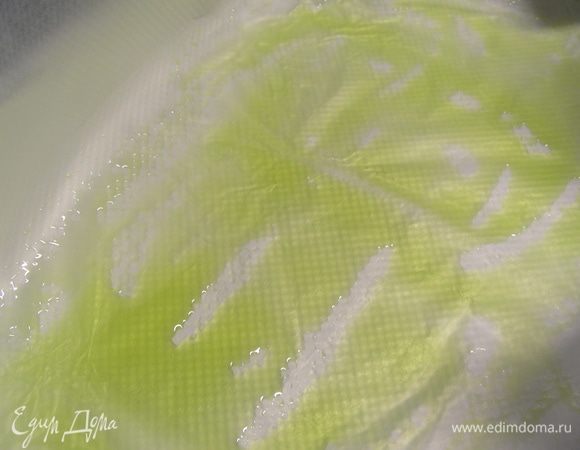 Духовка 180 гр. Растительное масло вливаем в форму, в которой будем запекать картофель, и ставим его в духовку на 5 минут (я форму выстилаю бумагой для выпечки, так что масло вливаю в нее). 
