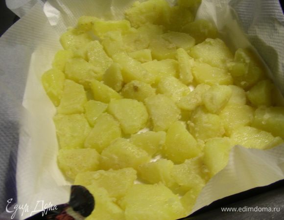 Выкладываем туда наш картофель в один ряд (!!) и запекаем 30 минут, перевернув один раз. Затем увеличиваем температуру до 200 гр и запекаем его еще минут 30-40 до золотистого цвета (зависит от размера долек, может быть и меньше, надо следить). При подаче можно посыпать крупной солью.
