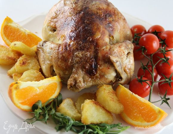 Выкладываем курицу на блюдо, рядом выкладываем картофель. Украшаем по вкусу листиками эстрагона или шалфея, дольками апельсина, я еще и помидорчики-черри добавила для цвета. И подаем. Приятного аппетита)