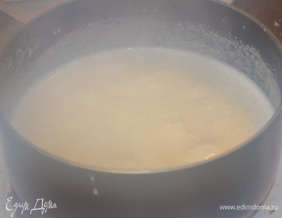 сливки вскипятить, всыпать манку, 1 пакетик сахара, соль  и разбухший мак и сварить манную кашу. Она должна быть нормальной - не густой и не жидкой. 