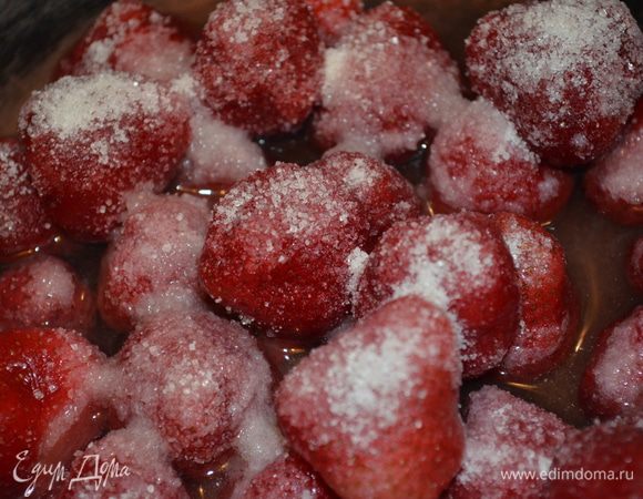 пока каша остывает варим клубничный кисель - в ковшик кладем замороженную ягоду, заливаем ее примерно 2/3 стакана воды, всыпаем второй пакет ванильного сахара и варим на среднем огне примерно 10 минут.  