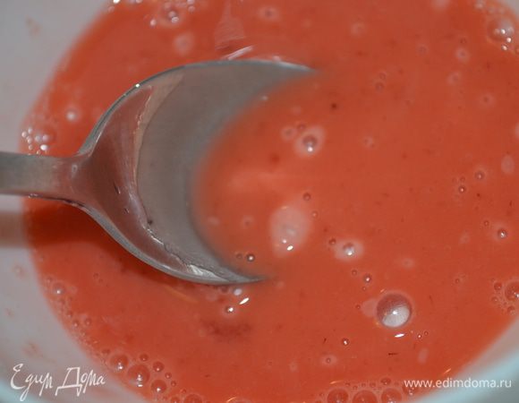 затем отчерпываем 3-4 ст ложки клубничного компота и остужаем. В холодную жидкость вводим крахмал и размешиваем чтобы он растворился