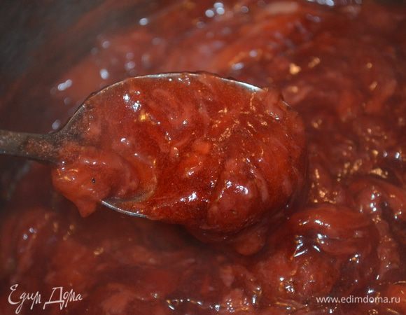 вводим его в кипящий клубничный компот и размешиваем. Он моментально загустеет. Попробуйте на сладость...может вам понадобится больше сахара чем мне или ягода будет другая!