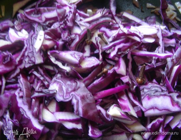 Капусту тонко шинкуем. Добавляем к луку гвоздику, перемешиваем. Затем добавляем капусту. Готовим на среднем огне, периодически помешивая, до момента, когда капуста станет немного мягкой (минут 20).
