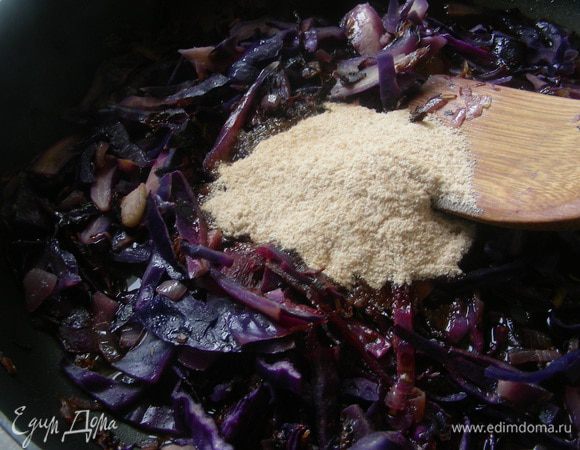 Добавляем бульон, уксус, сахар и готовим еще 10 минут.
