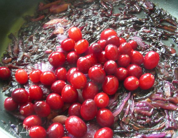 Добавляем клюкву и готовим еще 10 минут. Можно ее приготовить заранее: такая капуста хранится в холодильнике до 4 дней. Перед подачей ее надо разогреть до максимума.
