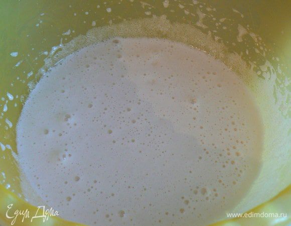 Взбить яйца с сахаром в пышную пену.


