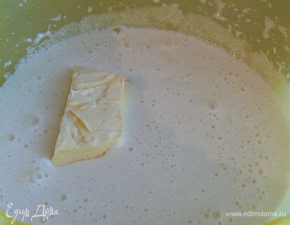 Добавить мягкое масло,продолжаем взбивать.