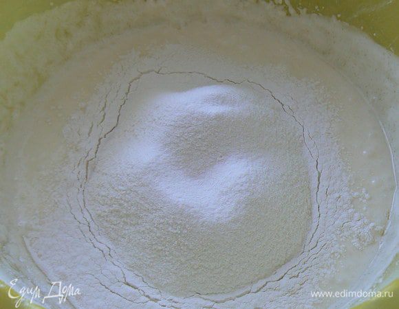 Смешать отдельно все сухие ингредиенты и осторожно вмешать их в яичную-маслянную смесь.