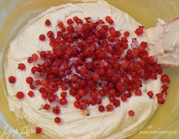 Аккуратно вмешать ягоды, постараясь не раздавить их.