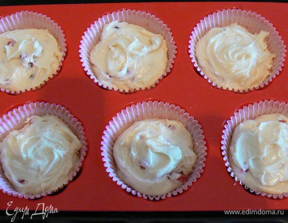 Разложить формы, наполнив их на 2/3 объема, и выпекать 20-25 минут при т-ре 200 гр.
