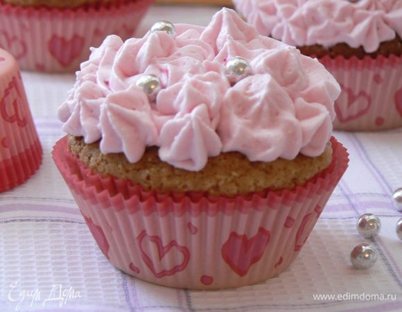 Украсить взбитыми сливками.