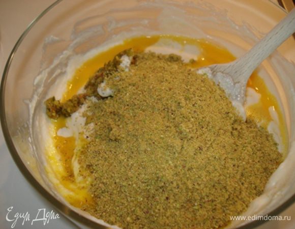 Добавить яйцо + желток, сливки, фисташковую пасту и молотые фисташки. Перемешать до полного объединения.

