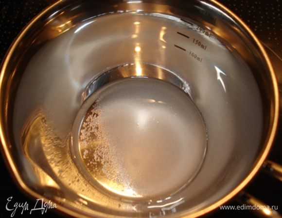 Фисташковый мусс с сыром:

Сироп: Сахар залить водой, довести до кипения (121°C) и влить немедленно в желтoк,одновременно взбивая.

