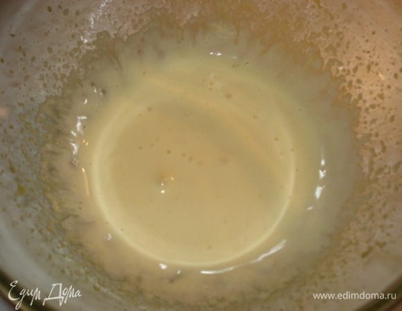 Продолжать взбивать, пока желток не побелеет и не увеличится в 2-3 раза.