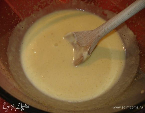 Влить полученную  массу в желтки и перемешать до однородного состояния.Дать полностью остыть.

