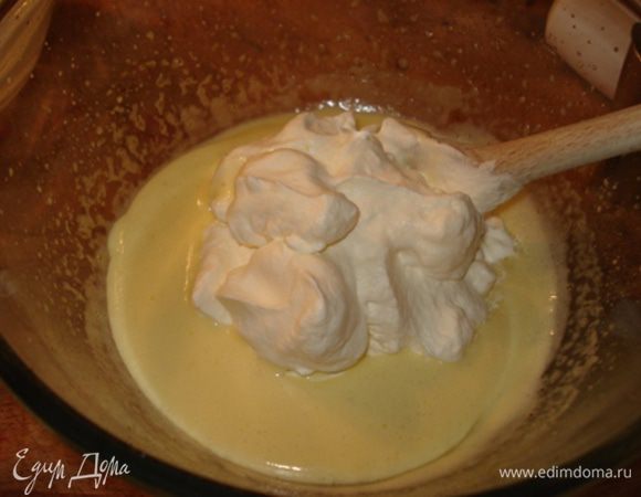 Сливки взбить до устойчивых пиков и вмешать в сырную массу.

Малину помыть и обсушить.
