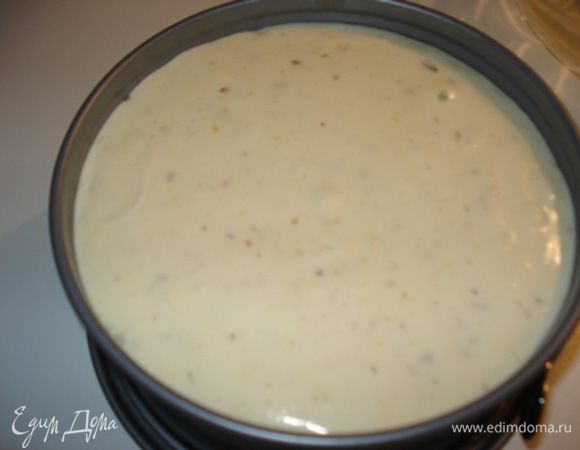 сверху залить фисташковым муссом с сыром. Поставить в холодильник на 3 часа.
Украсить молотыми фисташками и малиной.