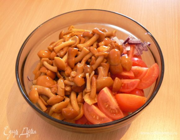 с фасоли и грибов слить лишнюю жидкость, порезать помидоры, лук и зелень, посолить, поперчить по вкусу, заправить растительным маслом.
