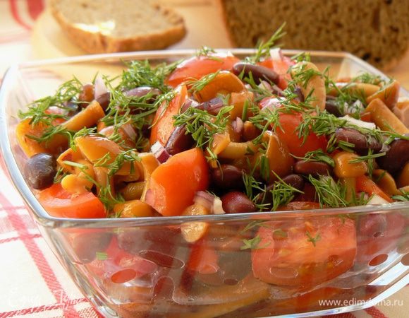 Салат получился очень сочный, можно добавить 1 зубчик чеснока (был в рецепте), но я не добавляла и без него было вкусно. Приятного аппетита!