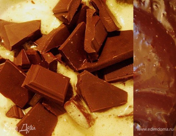 Как только расплавится зефир, в горячую смесь добавить шоколад и тщательно перемешивать до растворения шоколада. Убрать массу с огня и продолжая размешивать немного остудить смесь.