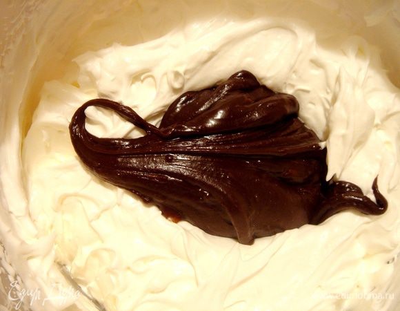 Охлаждённые сливки хорошо взбить. В сливки добавить тёплую шоколадную массу небольшими порциями и перемешать лопаткой, стараясь  сохранить пышность сливок. Разложить мусс по креманкам и, если есть время, убрать в холодильник. К муссу хорошо подать свежие ягоды и фрукты, бисквиты. Приятного чаепития!