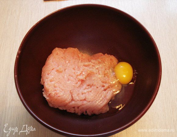 В фарш добавляем яйцо, соль, перец и хорошо взбиваем.