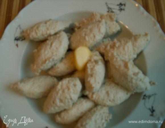 В небольшой кастрюле кипятим воду. Двумя ложками формируем клецки и бросаем их в кипящую воду. После того, как клецки всплывут, поварить их еще 3 минуты. Клецки кладем в тарелку и добавляем небольшой кусочек сливочного масла. Бульон, в котором варились клецки не выливаем.