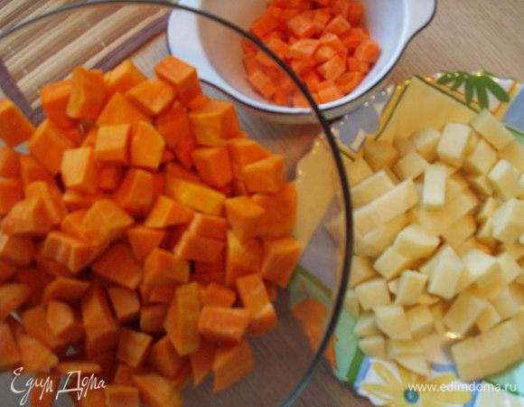 Чистим овощи и режем картофель, тыкву и морковь кубиками.