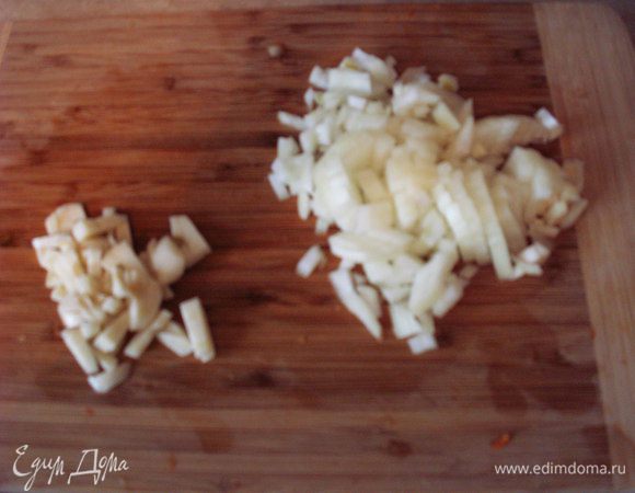 Лук и чеснок мелко режем. Лук обжариваем на растительном масле до золотистого цвета. Выключаем конфорку и добавляем чеснок (жара хватит, чтобы чеснок стал прозрачным). Добавляем лук с ченоком в кастрюлю с овощами за 5 минут до того, как выключим суп.