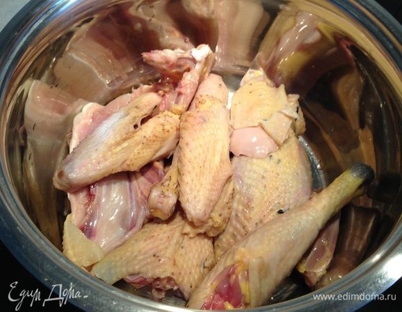 Курицу разрезать на кусочки залить холодной, поставить вариться...