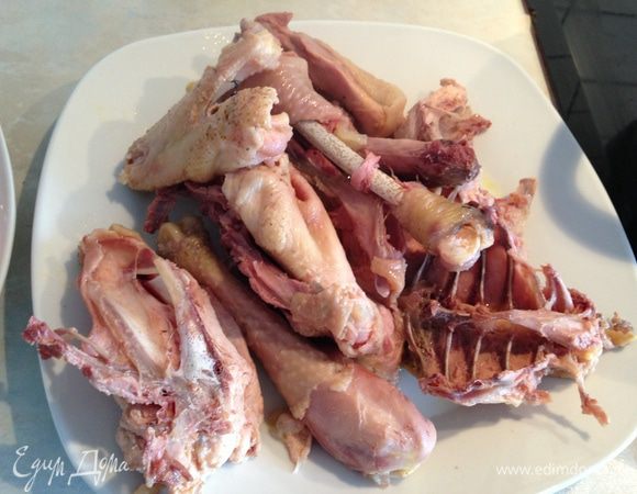 Достать готовое мясо и овощи из бульона...