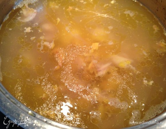 Мясо добавить в бульон, довести до кипения и убавить огонь...