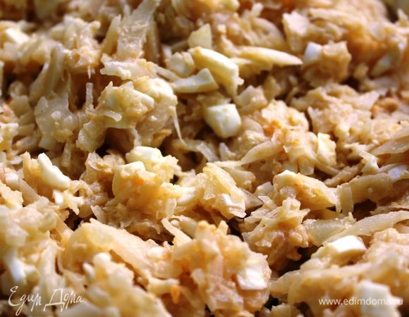 Капусту мелко шинкуем и обжариваем в небольшом количестве раст. масла, постоянно мешая, 1 мин. с нарезанной кубиком луковкой. Добавляем молоко, соль, сахар и тушим на самом малом огне до мягкости. Яйца отвариваем, разминаем вилкой со сливочным маслом и добавляем к капусте.