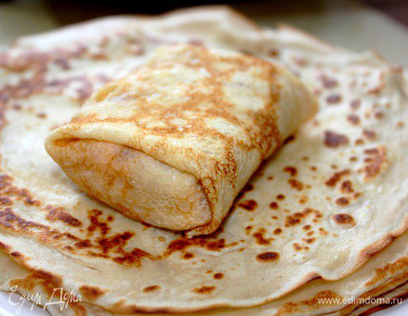 1 стол. ложку начинки кладем на блин и заворачиваем маленьким квадратиком примерно 4х4 см.