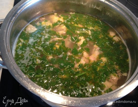 Добавить кукурузу и мелко нарубленную зелень в бульон с мясом, посолить по вкусу...