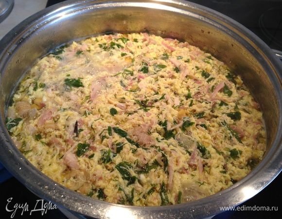 Постоянно помешивая суп, влить тонкой струйкой яйца. Довести до кипения, выключить и дать отдохнуть под крышкой минут 5...