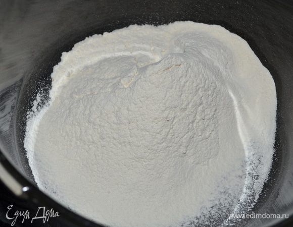 Разогреть духовку до 180 гр.
Смазать форму слив. маслом и присыпать мукой.
Муку соль, разрыхлитель, пищевую соду просеять вместе.